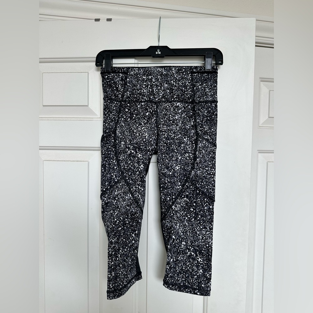 Lululemon white and black speckled cropped leggings - size 4